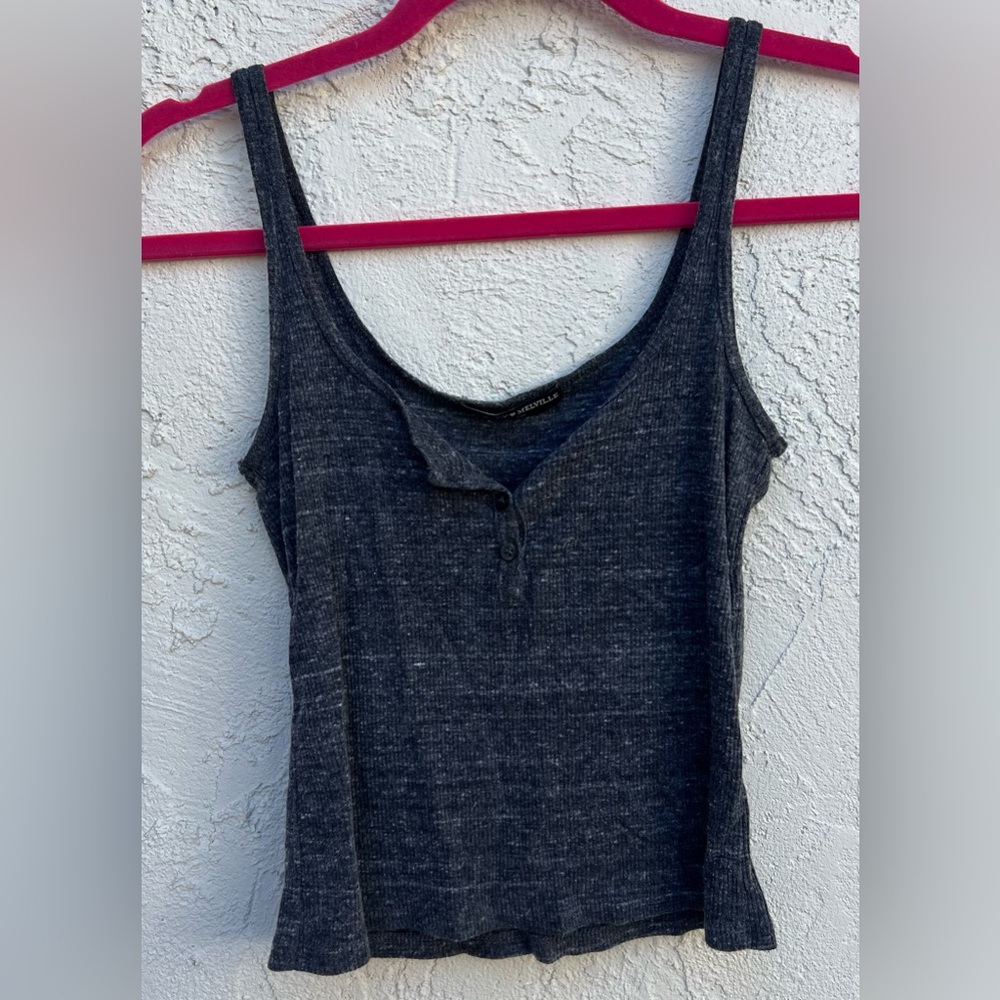 A perfect basic to add to your closet! super cute grey tank top🩶